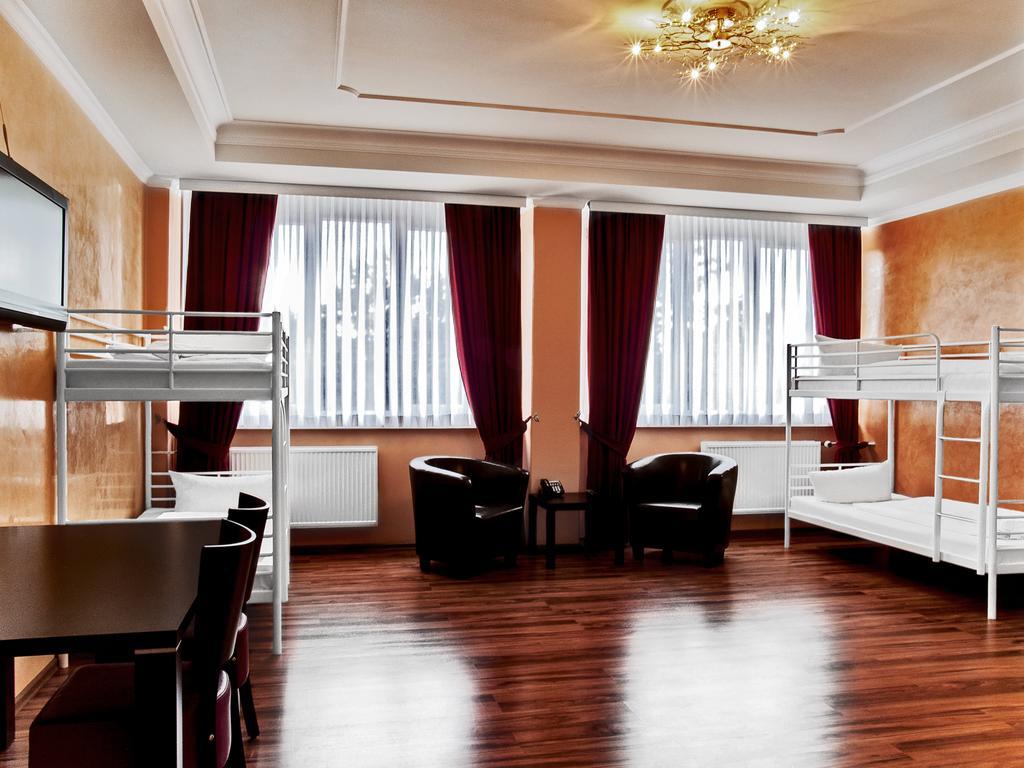 4-Bed Room