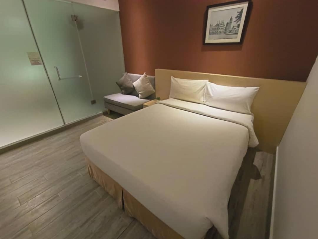 Standard Queen Room No Window