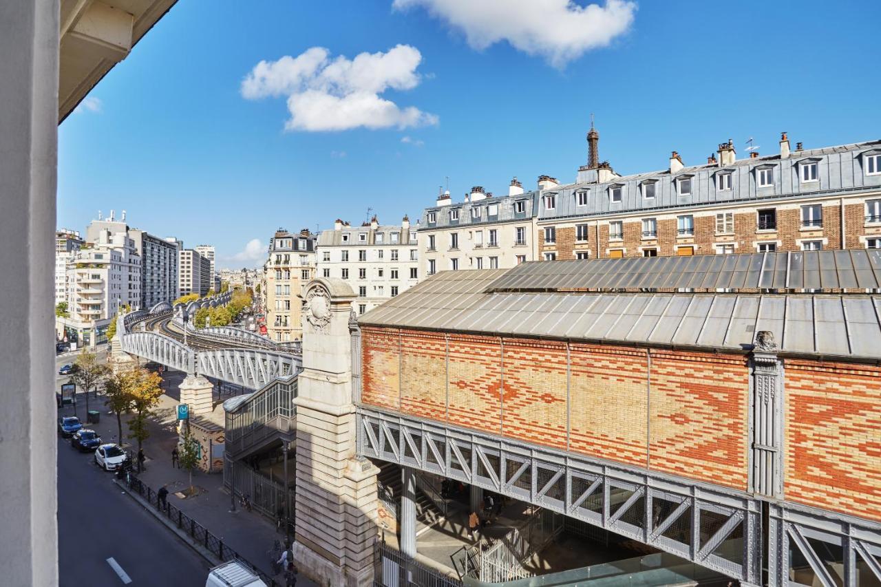 Classic Twin Room Eiffel Tower View