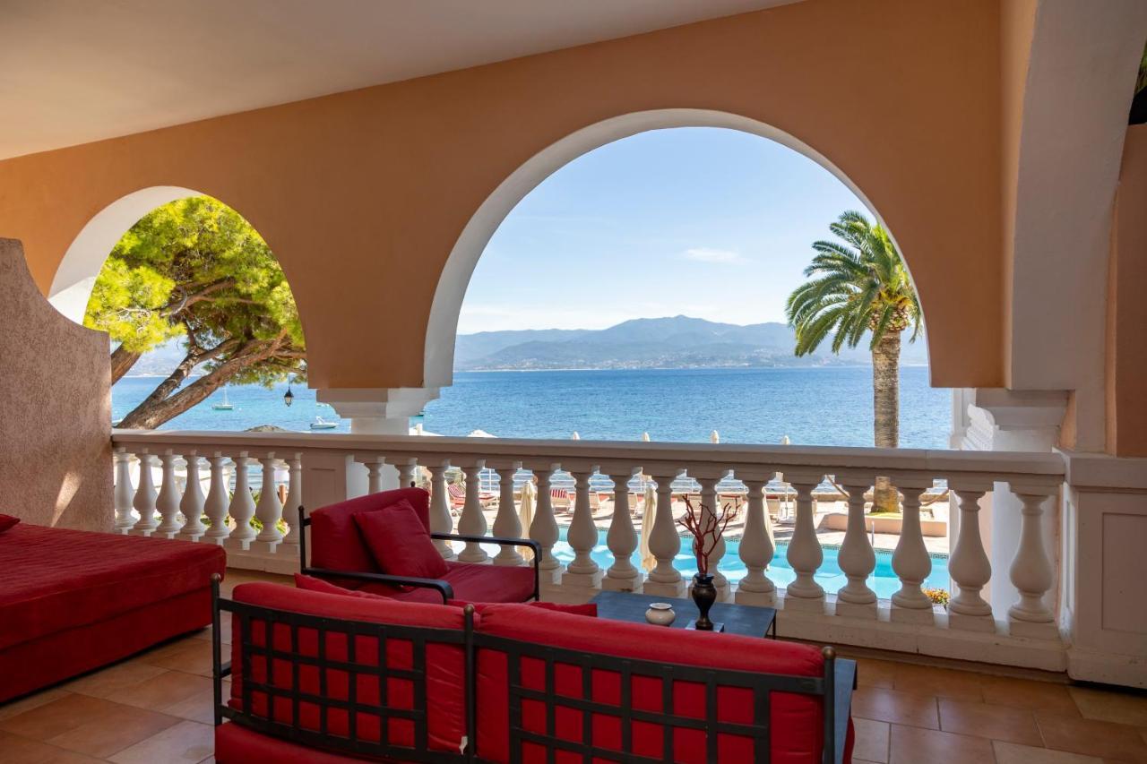 SIGNATURE ROOM – Living room terrace sea view