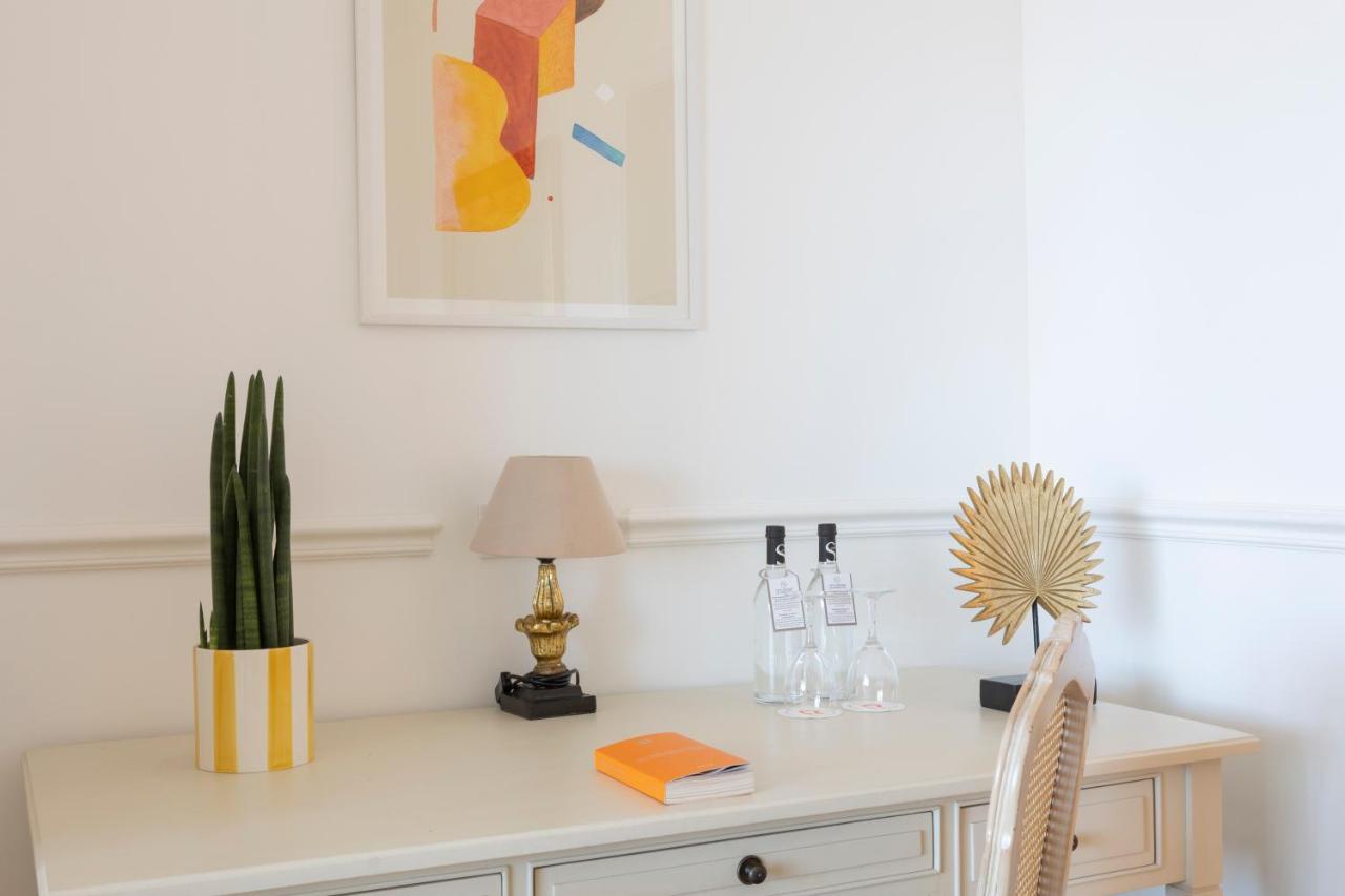 SIGNATURE ROOM – Living room terrace sea view