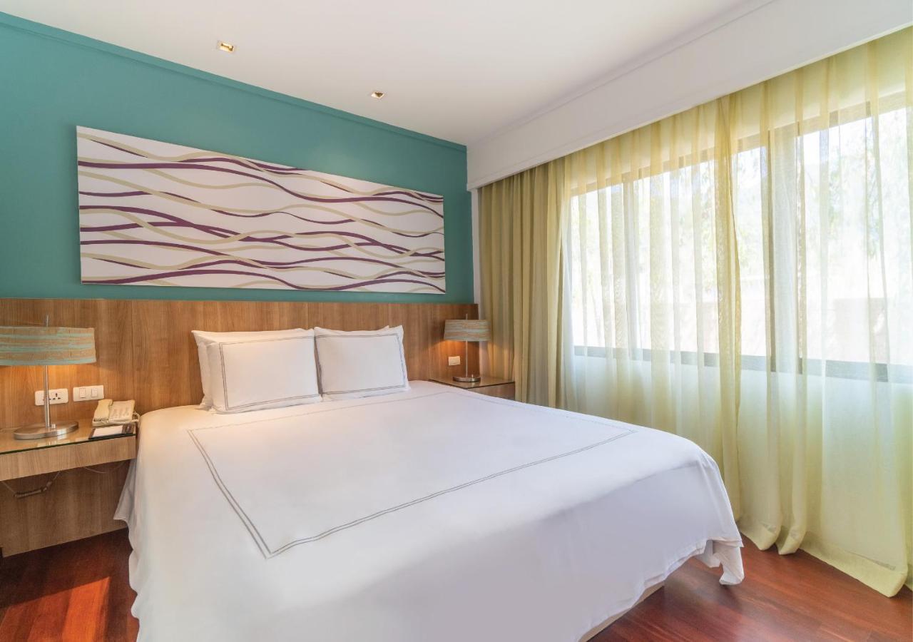 Suite de 1 dormitorio con terraza y vistas a la piscina