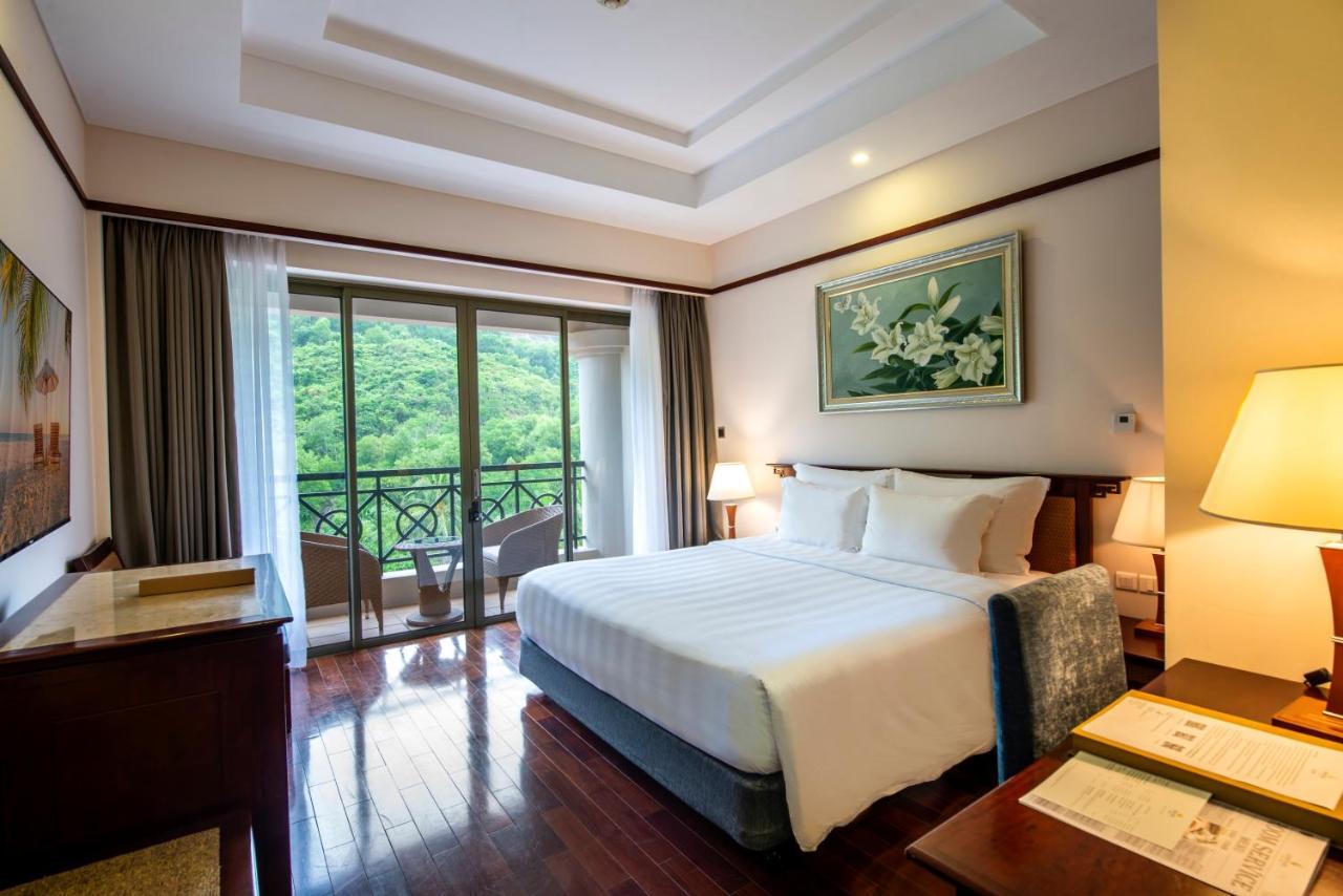 Deluxe Queen Bed