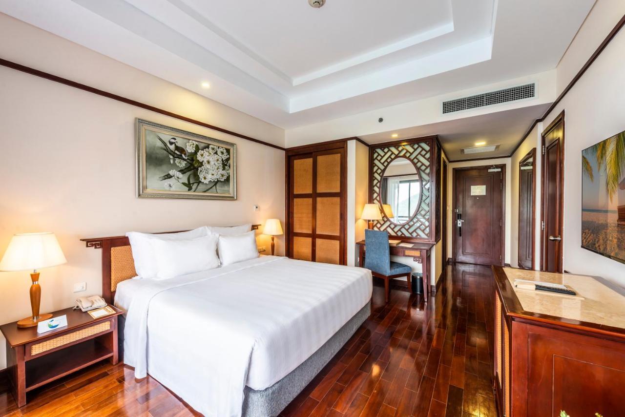 Deluxe Queen Bed