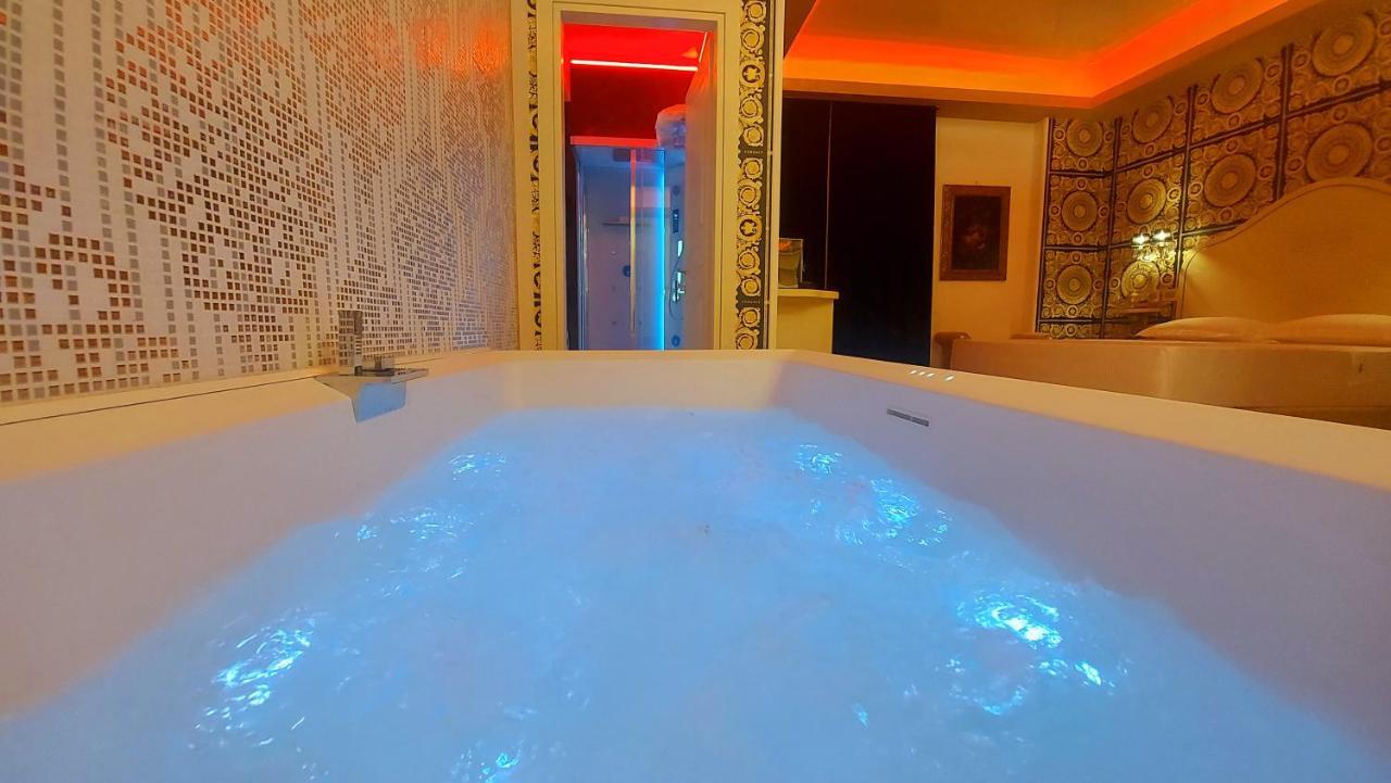 Deluxe Suite Spa Bath