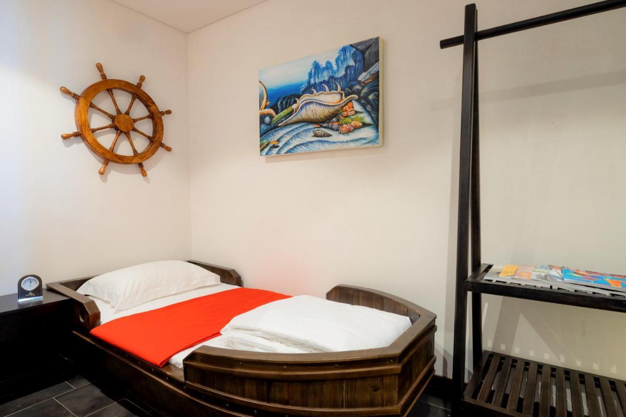 Deluxe King Room Mountain View Children Themed Room