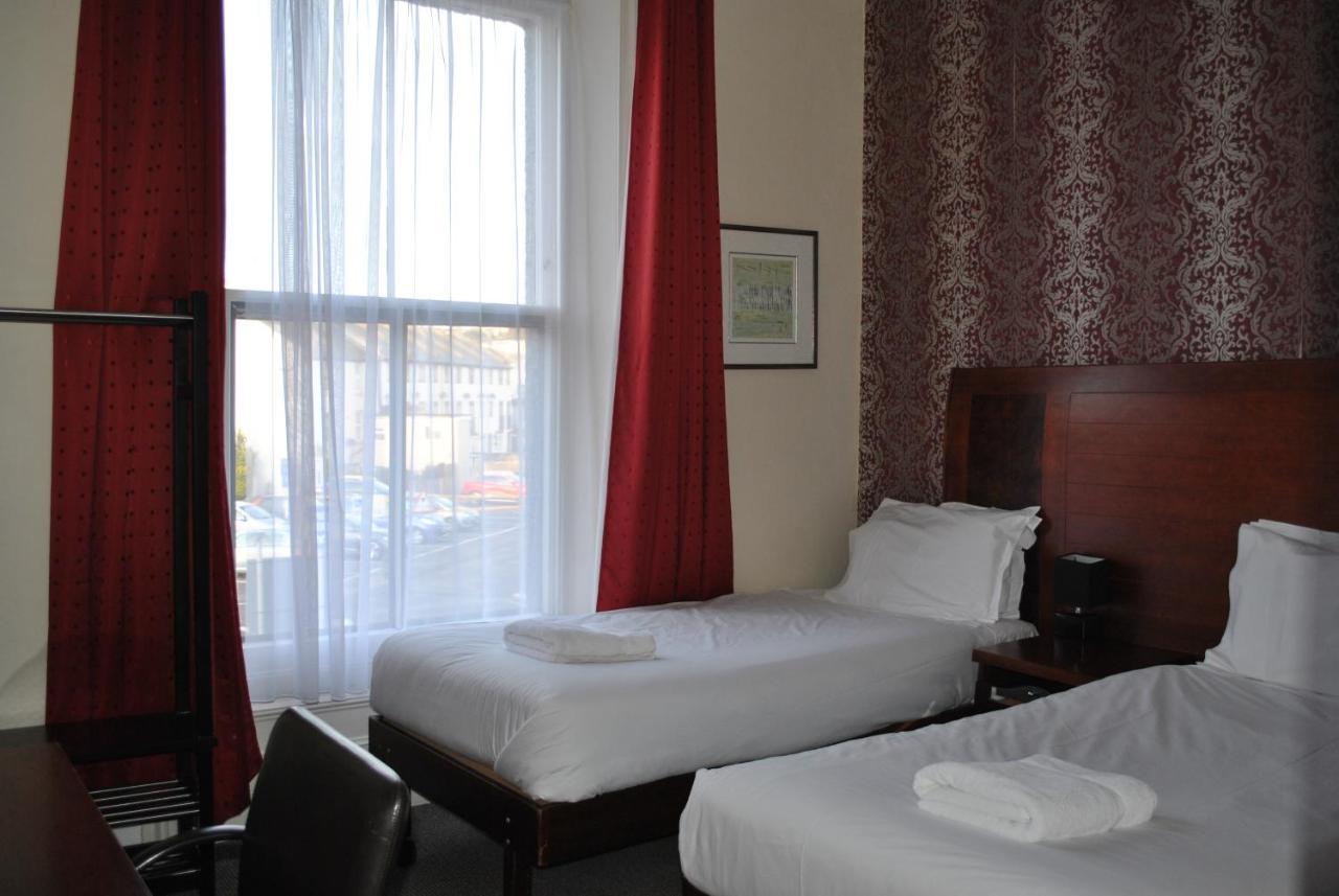 Zimmer mit Kingsize-Bett