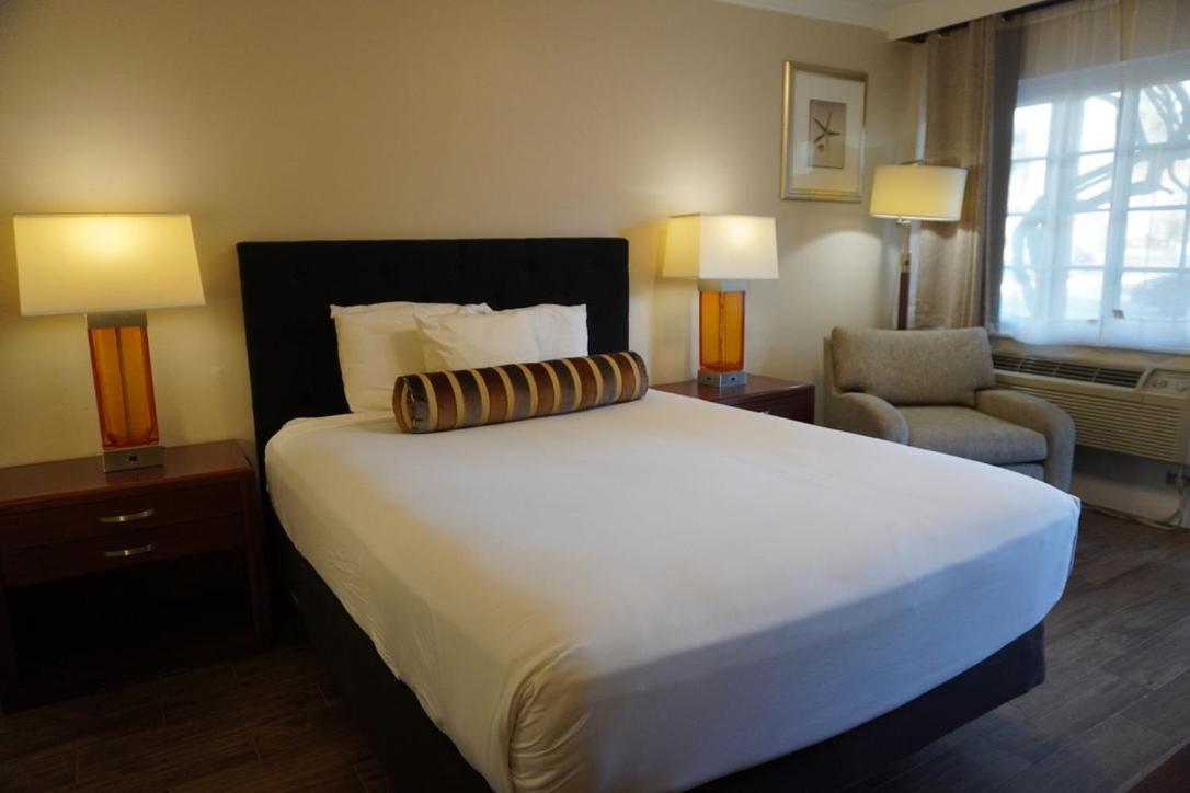 Habitación con cama grande