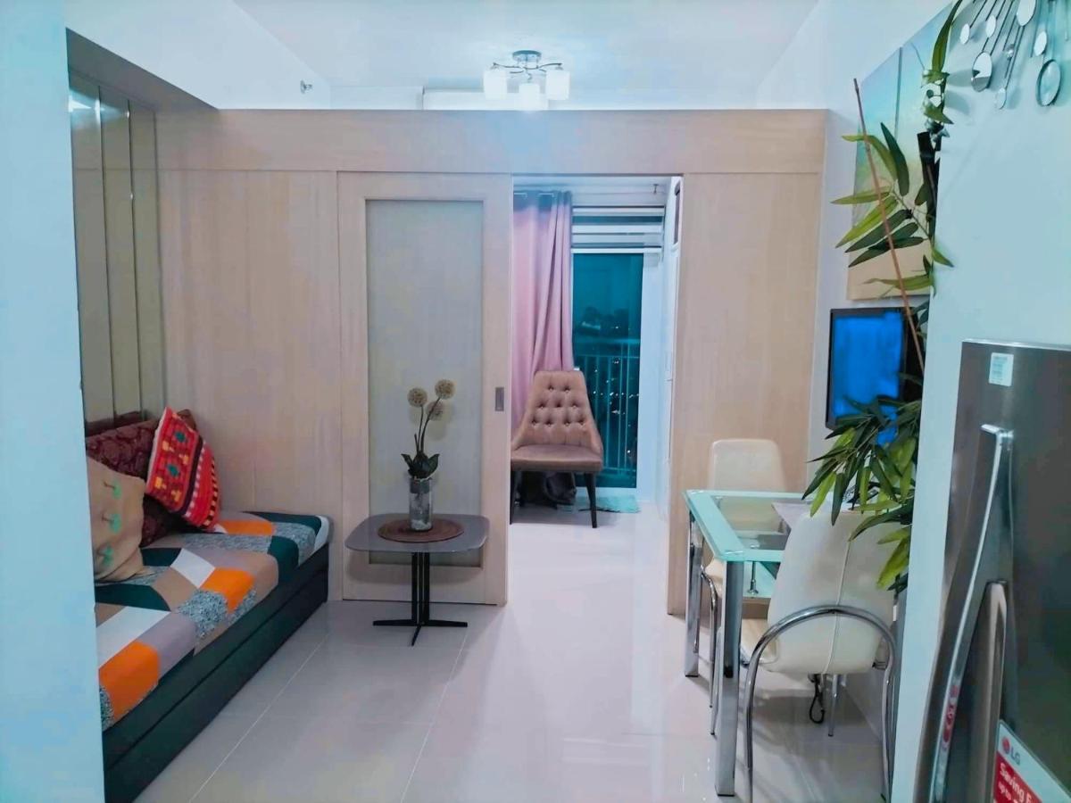 Habitación con cama extragrande.