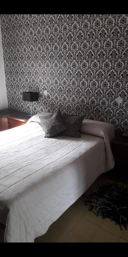 Habitación con cama extragrande y bañera adaptada para personas de movilidad reducida