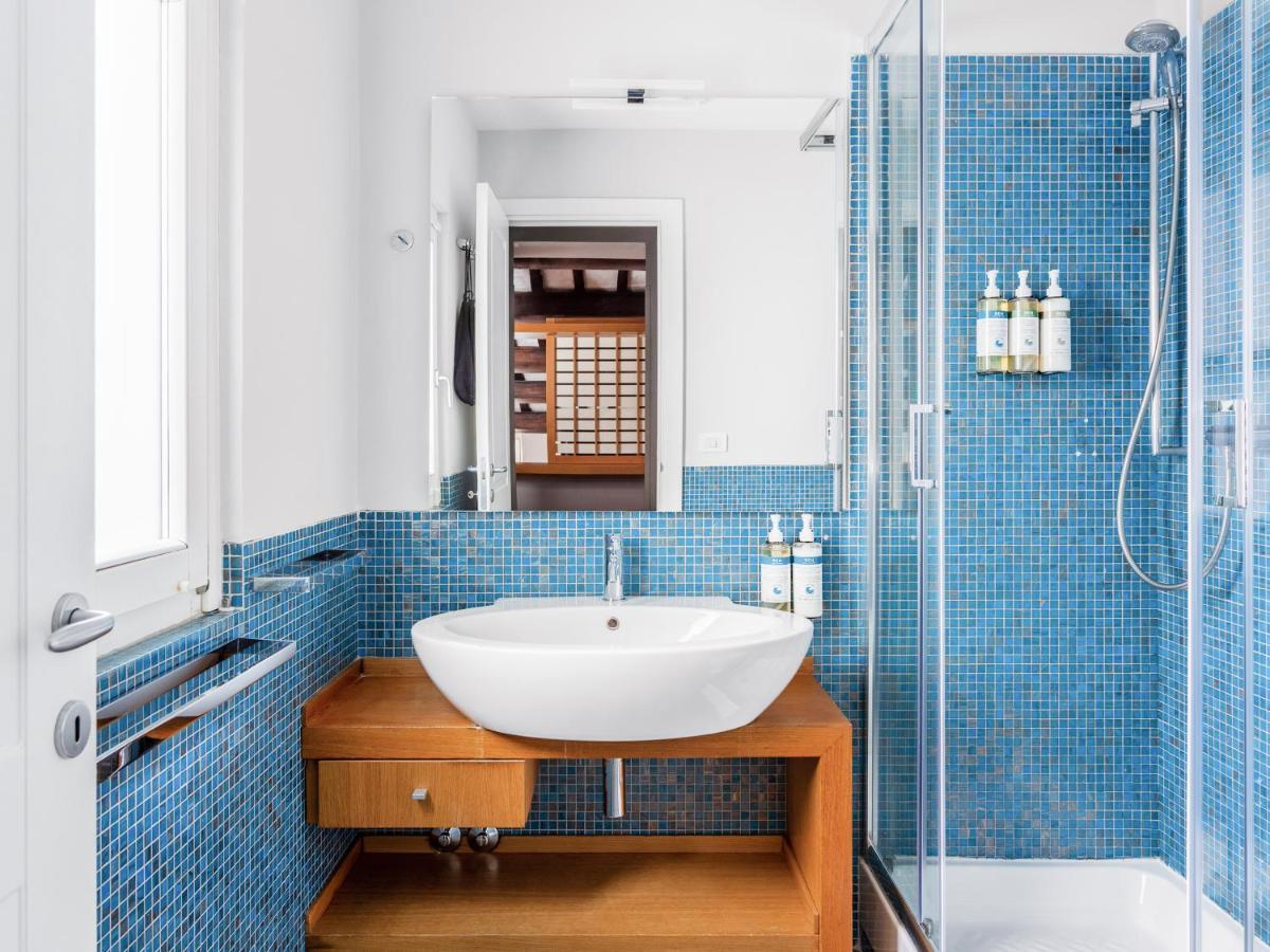 Estudio grande con zona de cocina y balcón