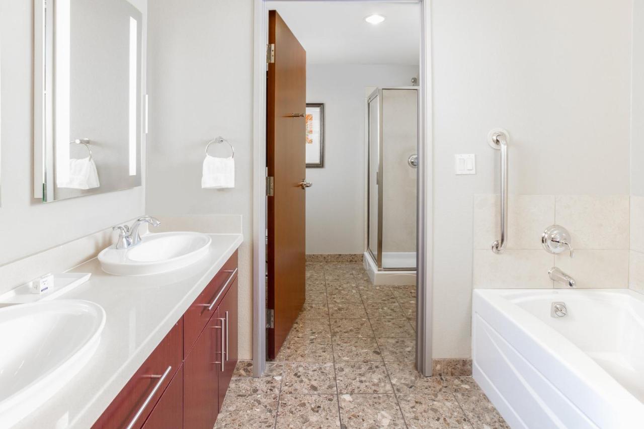 One-Bedroom King Suite City View