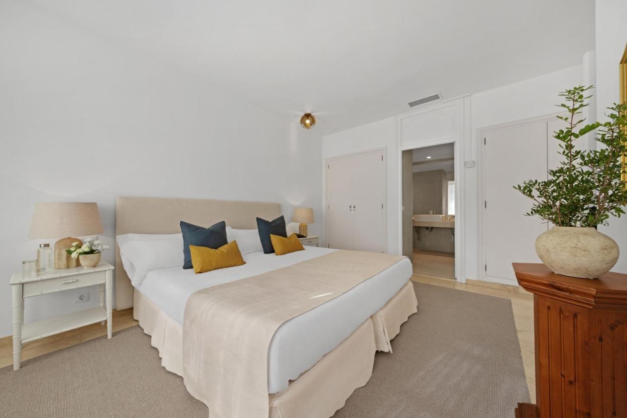 Suite Pool & Mountain View
