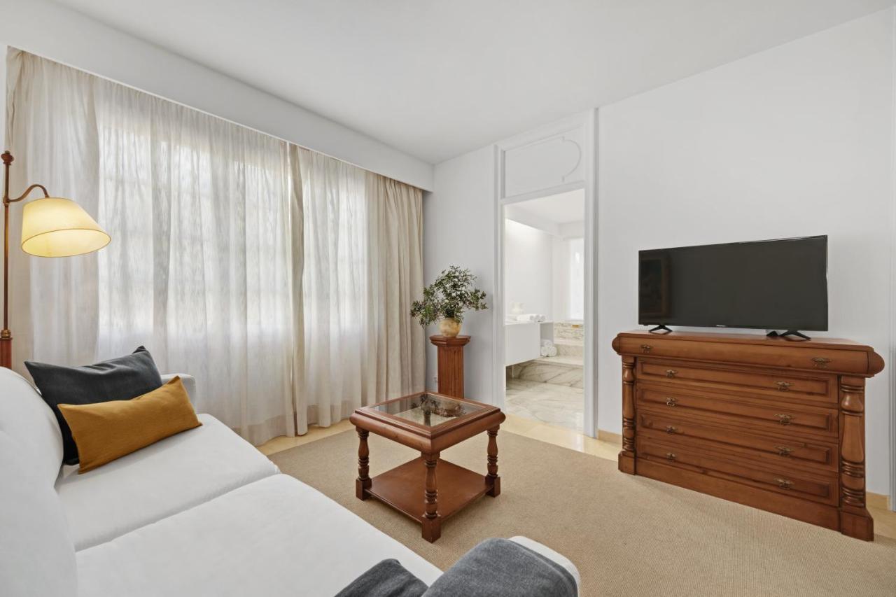 Suite Pool & Mountain View