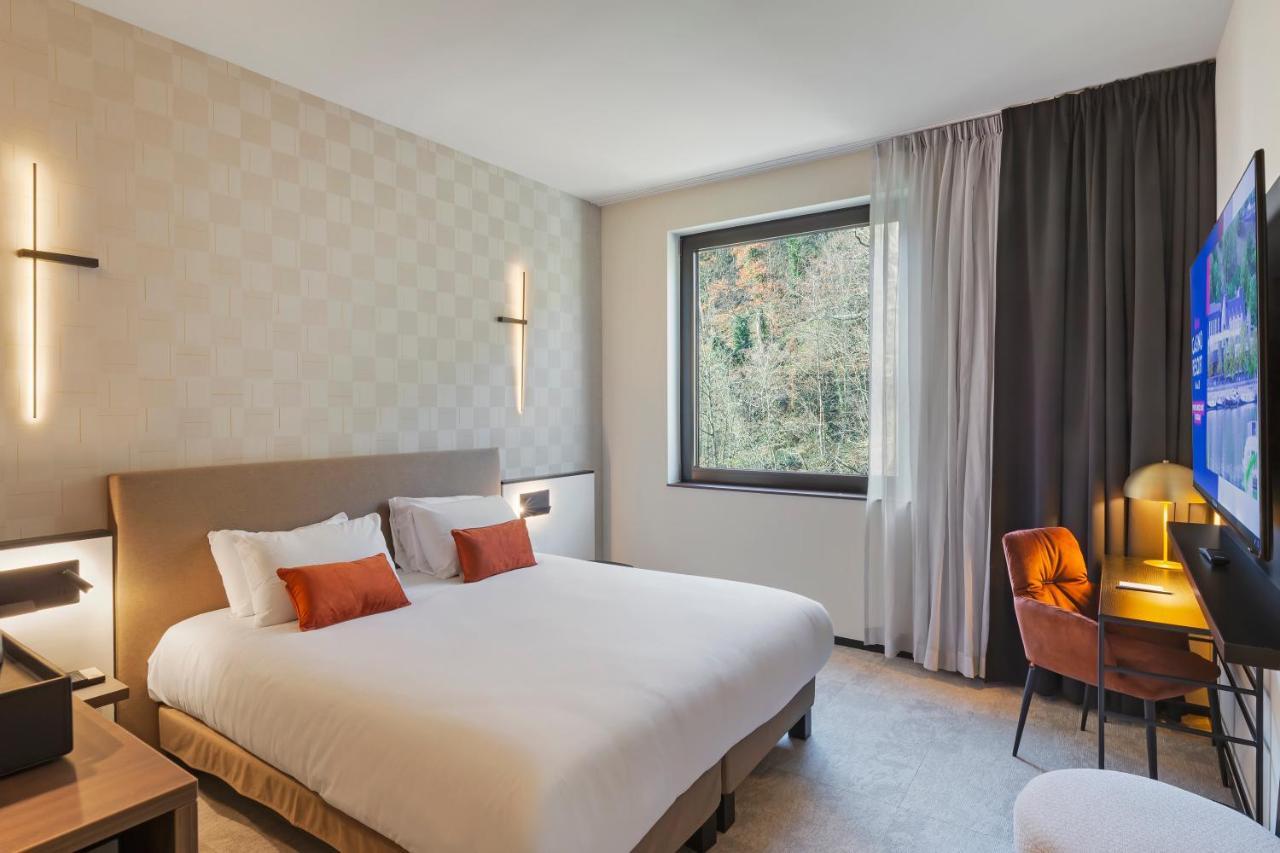 Privilege Zimmer mit Kingsize-Bett, Balneo-Badewanne und Blick auf die Zitadelle