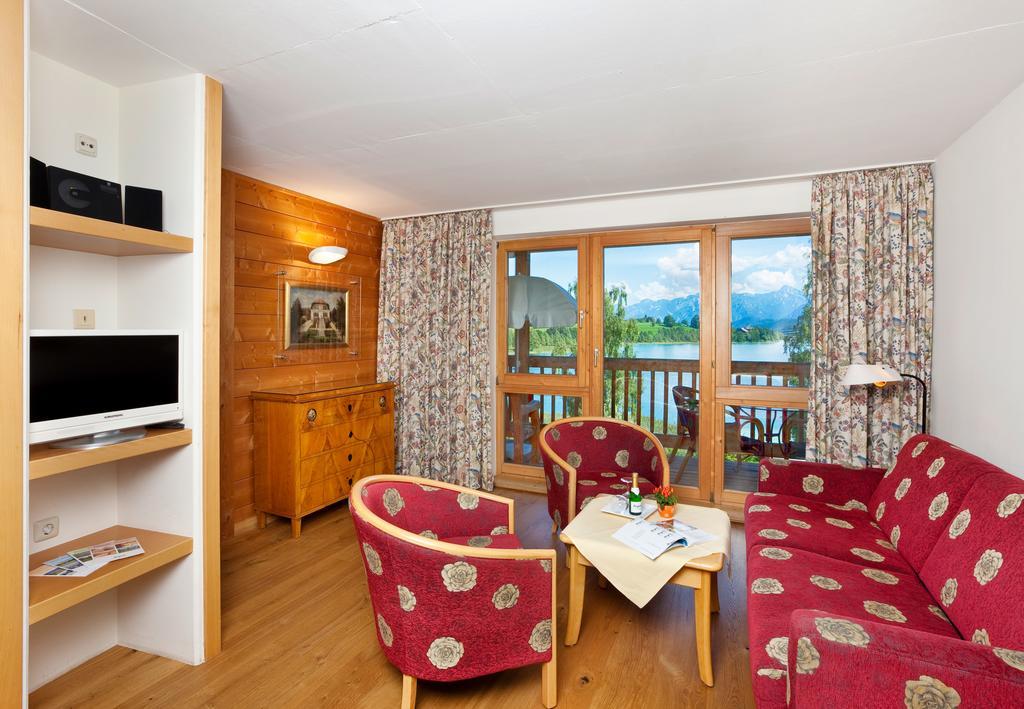 Two-Bedroom Apartment Lake View East Side