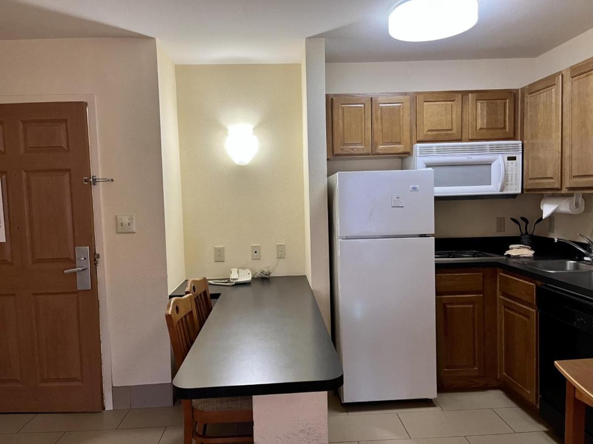 Two Bedroom Suite One Queen Bed Two Double Beds Non-Smoking,1448815678:JPEG