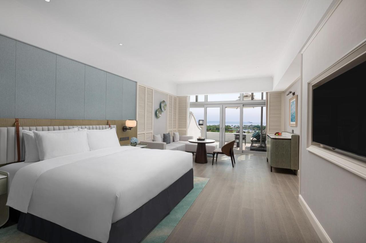 Habitación con cama extragrande y vistas al jardín