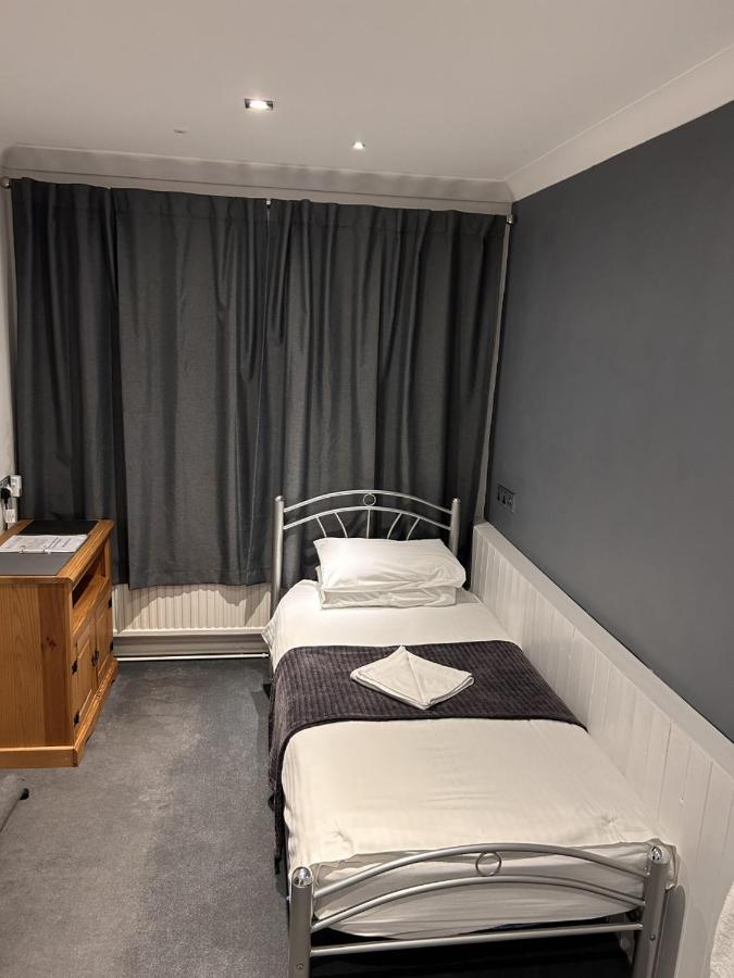 Single Room with Shared Toilet