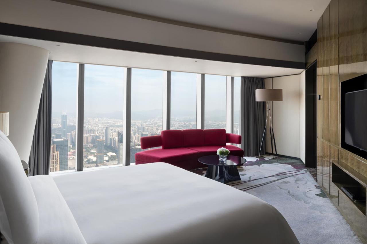 Suite Deluxe con cama doble grande y vistas a la ciudad