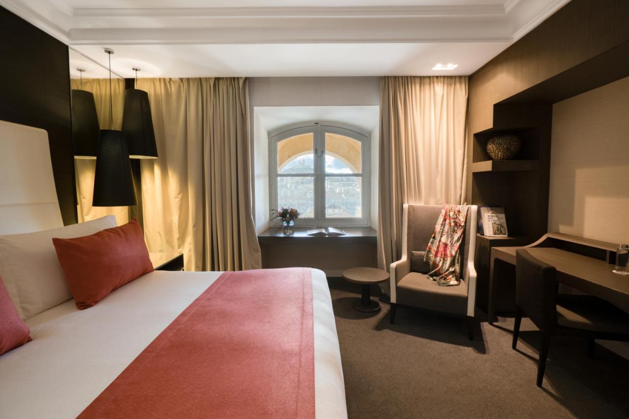 Habitación Clásica con cama extragrande y vistas a la iglesia