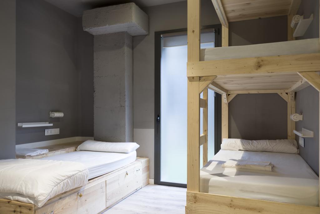 Privékamer met 3 Eenpersoonsbedden en Eigen Badkamer (3 Personen)