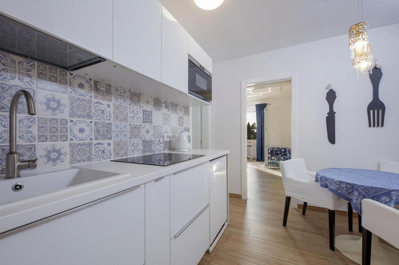 Luxury One-Bedroom Apartment Sea View