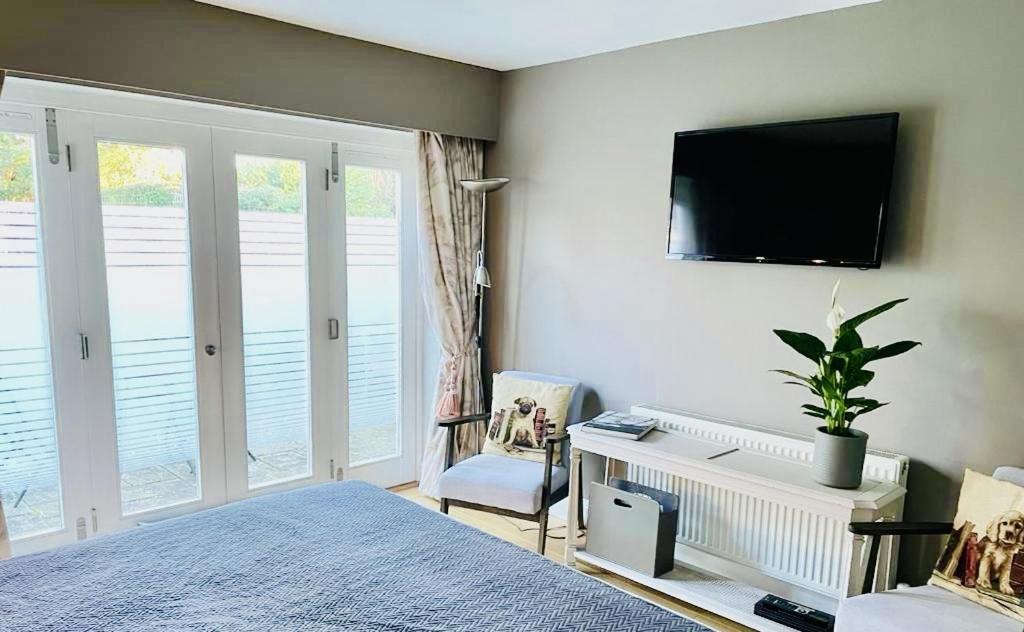 One-Bedroom Apartment with Garden View