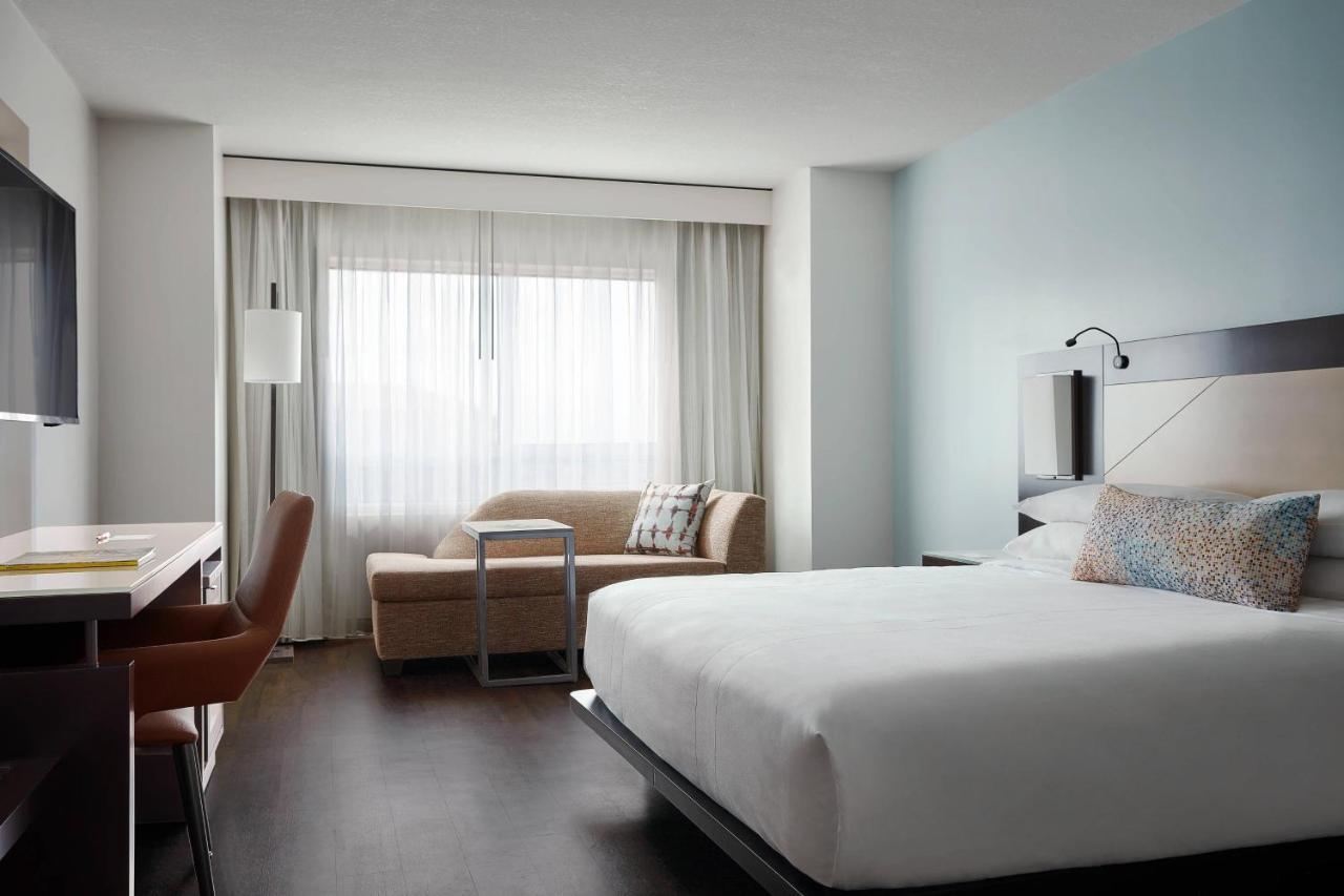 Quarto com Cama King-size e Sofá-cama