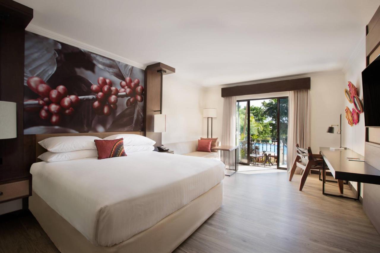 Quarto com Cama King-size e Vista da Piscina - Térreo