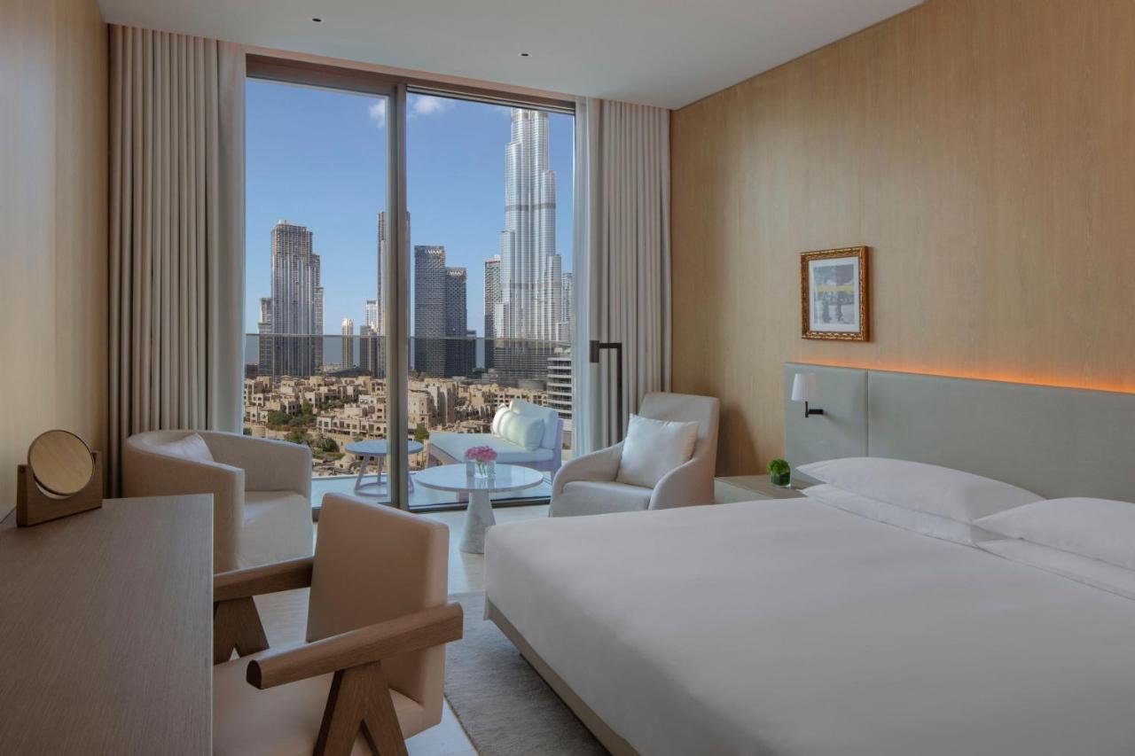 Deluxe Zimmer mit Kingsize-Bett, Balkon und Blick auf den Burj Khalifa