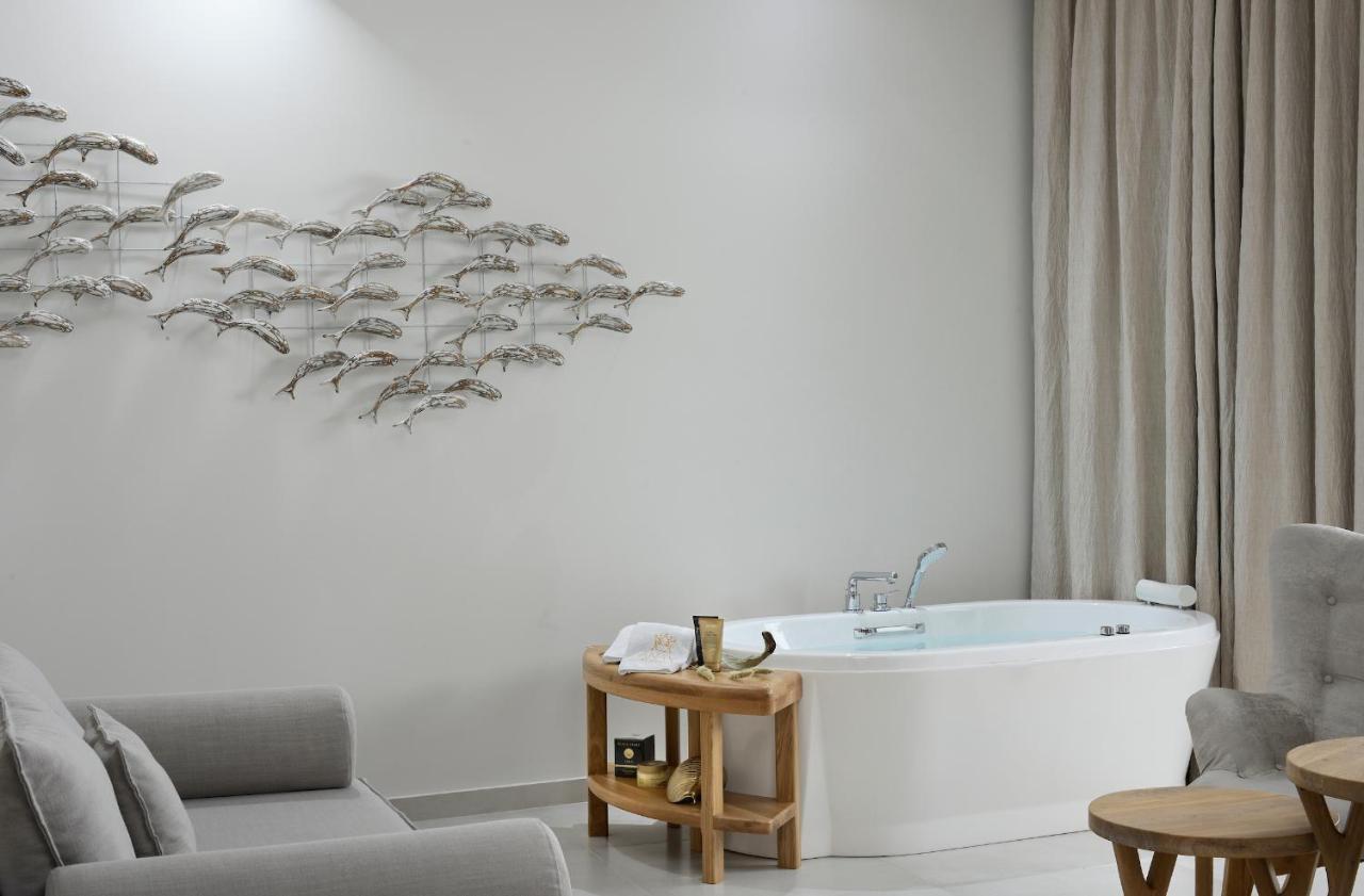 Luxury Beachfront Suite Outdoor Jetted Tub
