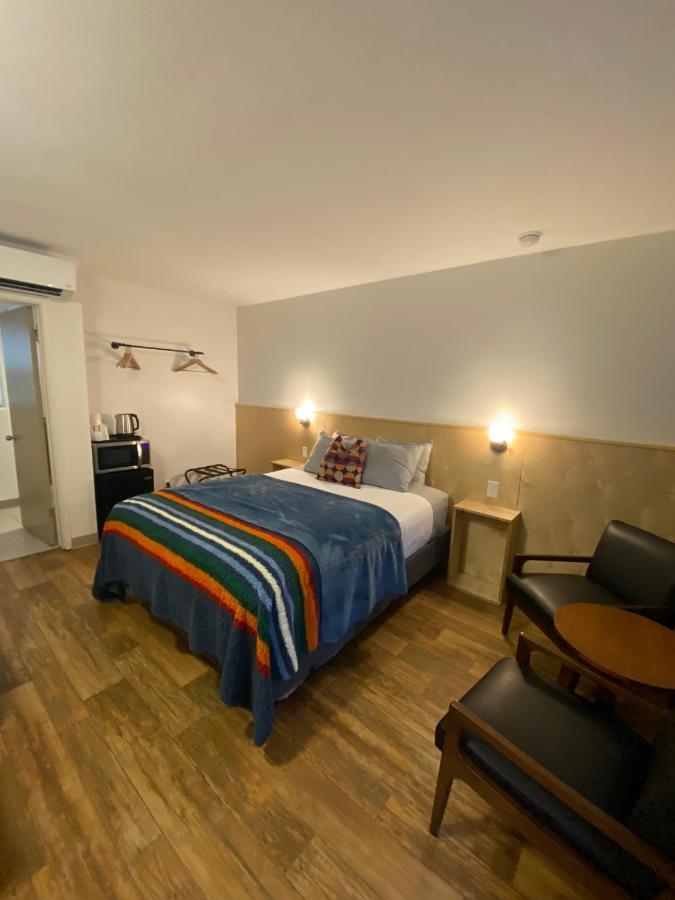 Modernes Zimmer mit Queensize-Bett