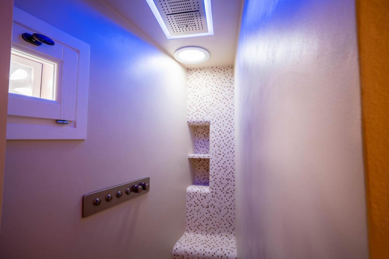 Deluxe Double Room Shower