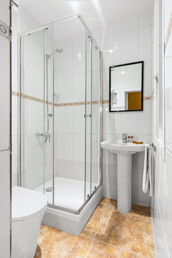 Twin Room Private Bathroom