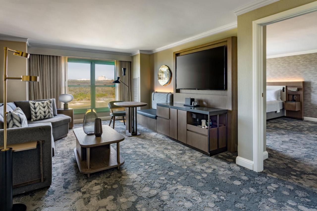 Executive Suite 1 King Bed, Lakefront View, Wet Bar,1350873646:JPEG