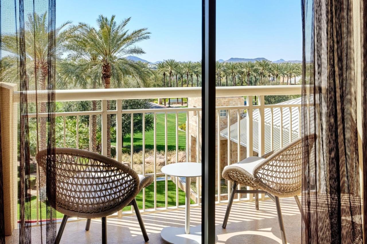 Quarto com 1 Cama King-size e Vista do Resort