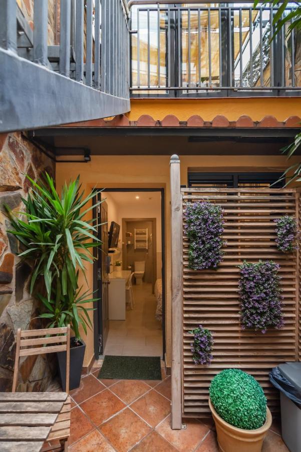 Double Room Private Bathroom Courtyard View
