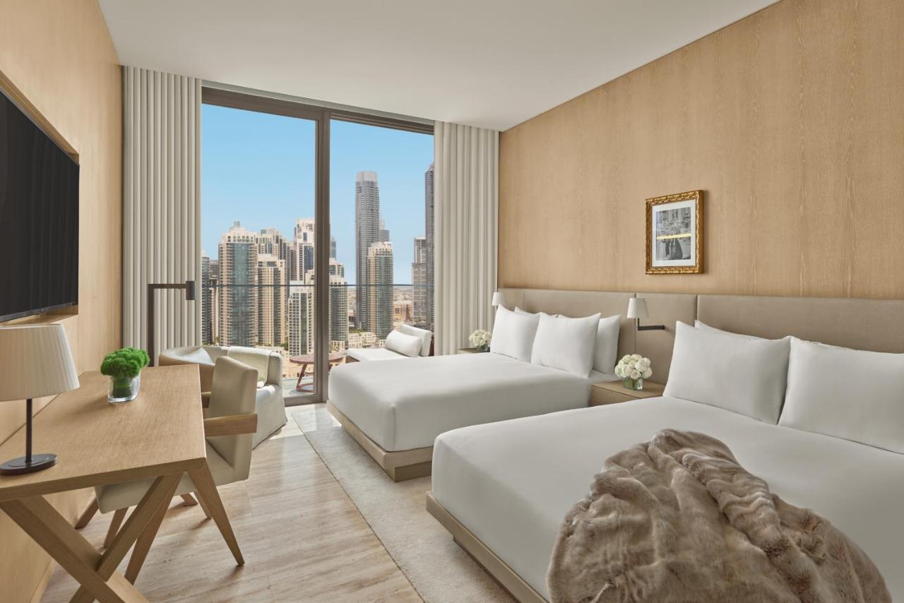 Zimmer mit 2 Queensize-Betten und Balkon