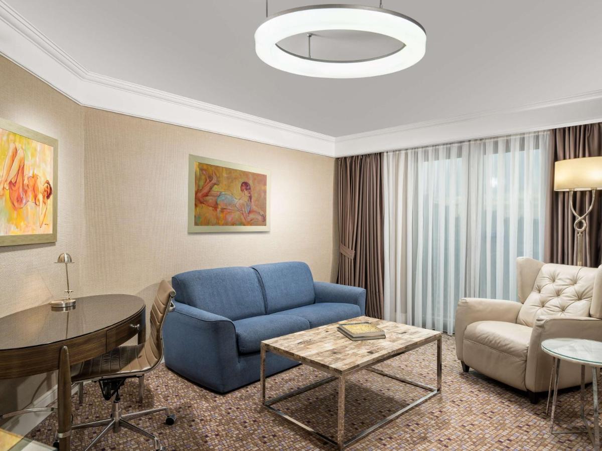 Suite City View Lounge Access