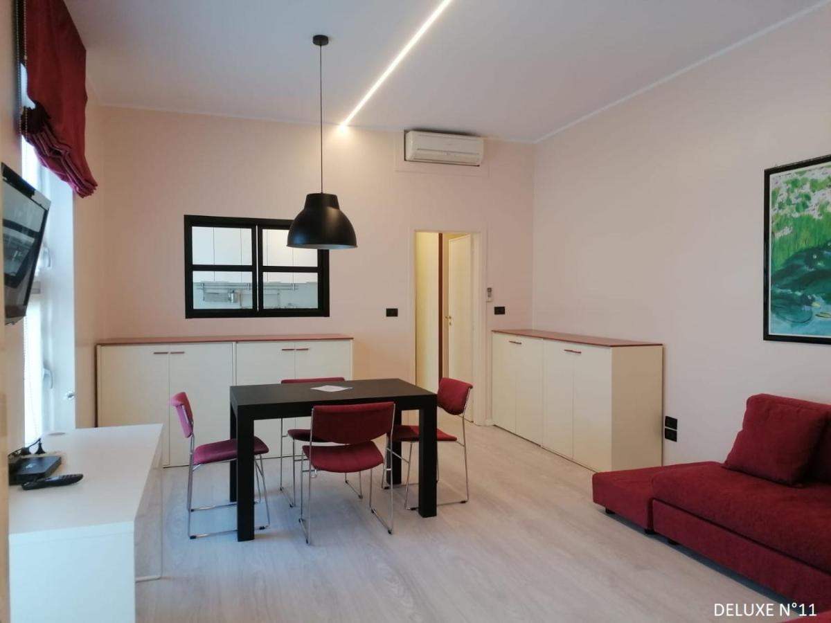 Deluxe One-Bedroom Apartment
