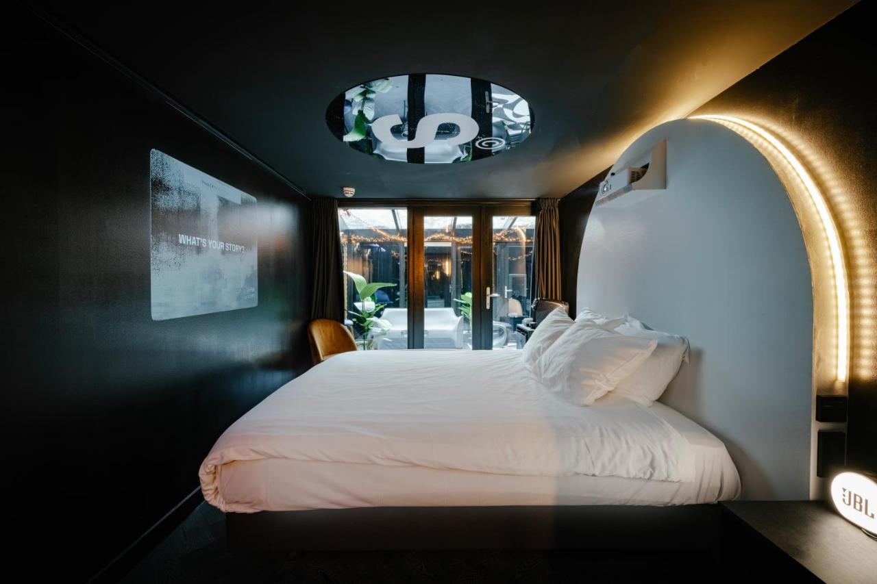 Double Room "Le Noir" by SUPPER,1356898445:JPEG