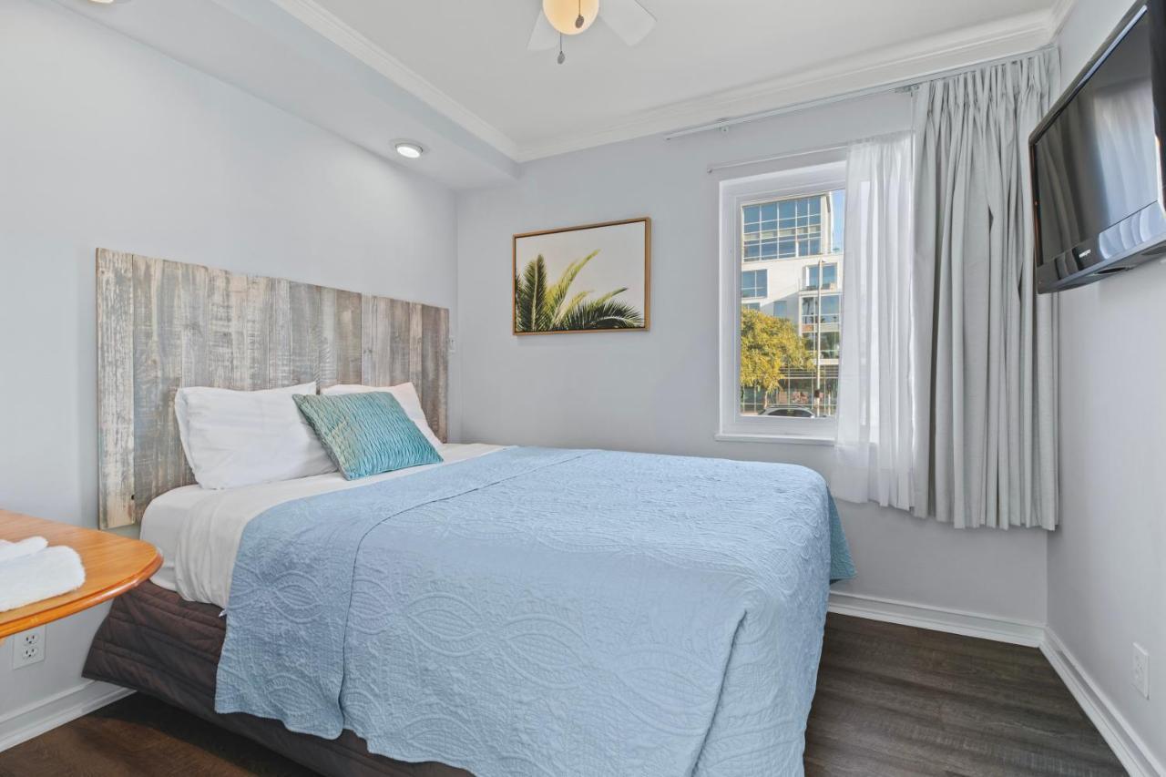 Queen Bedroom Suite 3 Beds