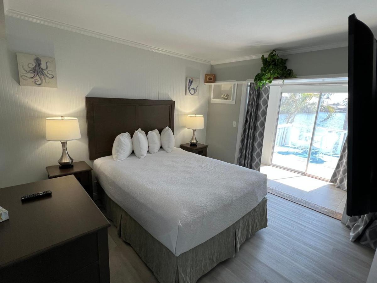 Two-Bedroom Queen Suite Lake View