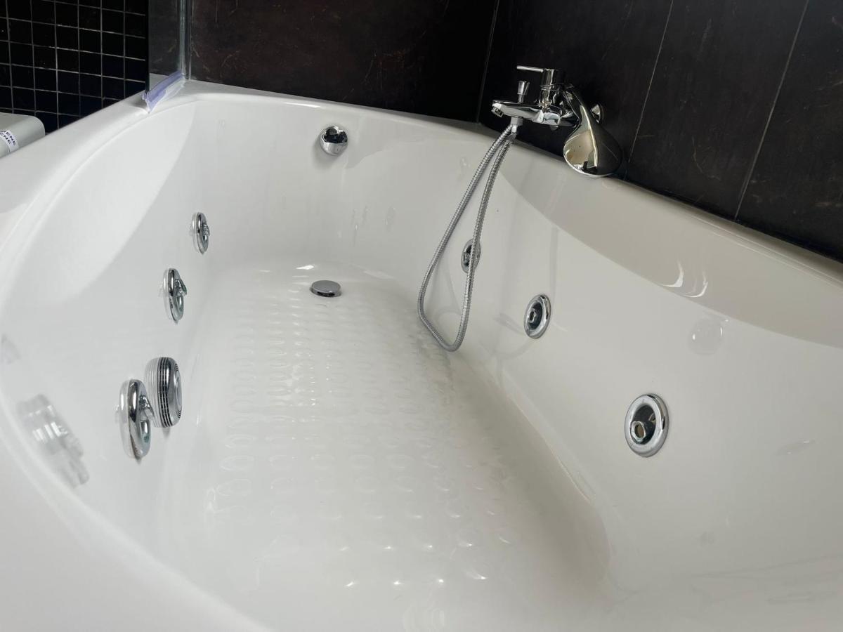 Family Suite Spa Bath