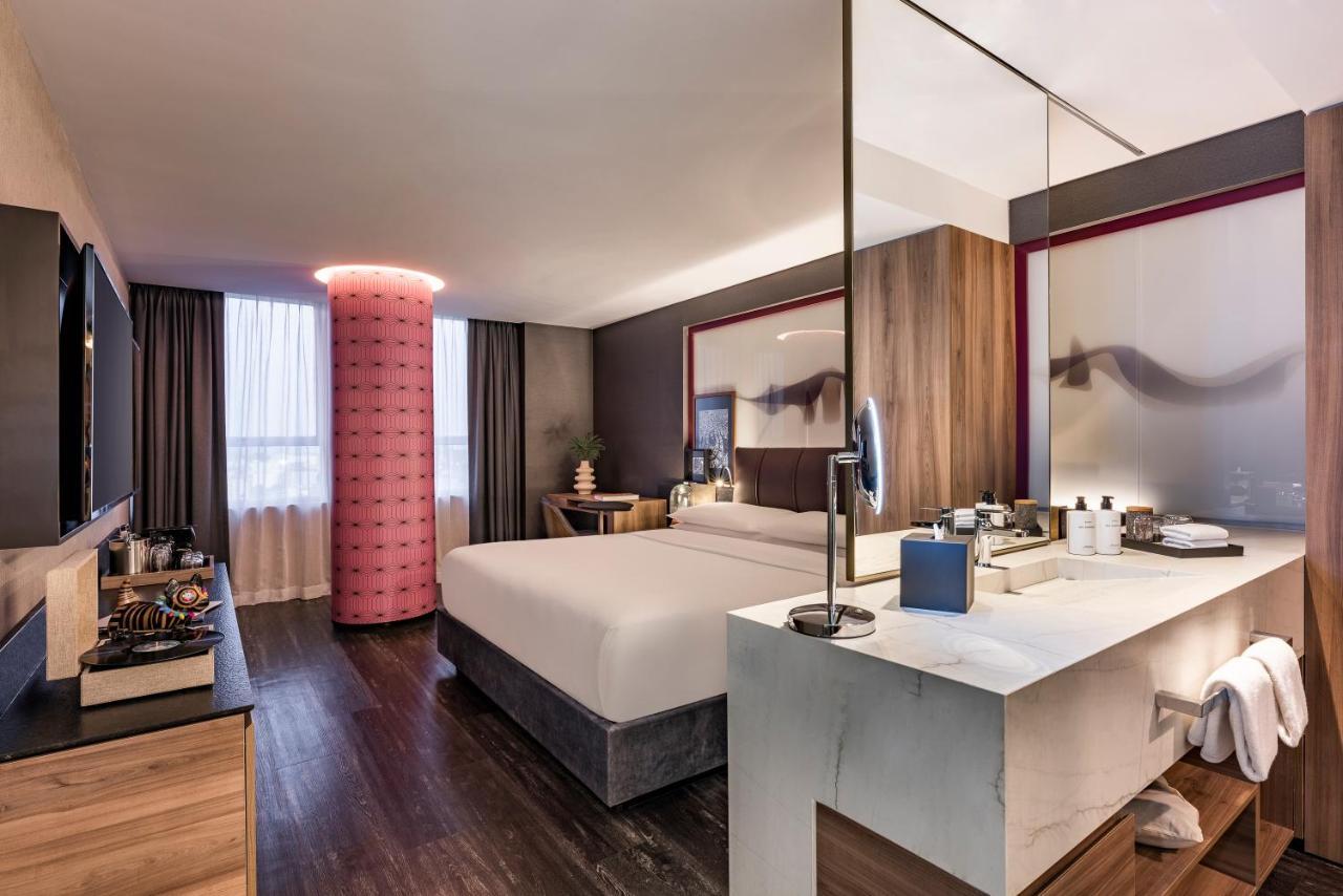 Habitación con cama extragrande.