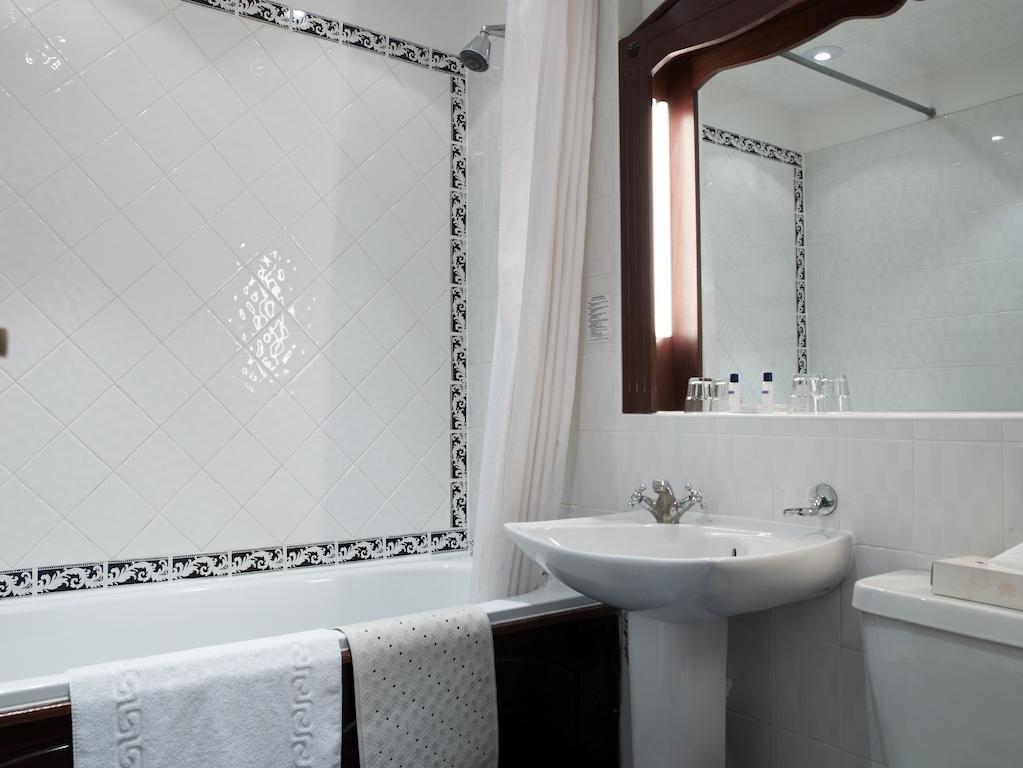 Quarto com Cama de Casal ou 2 de Solteiro