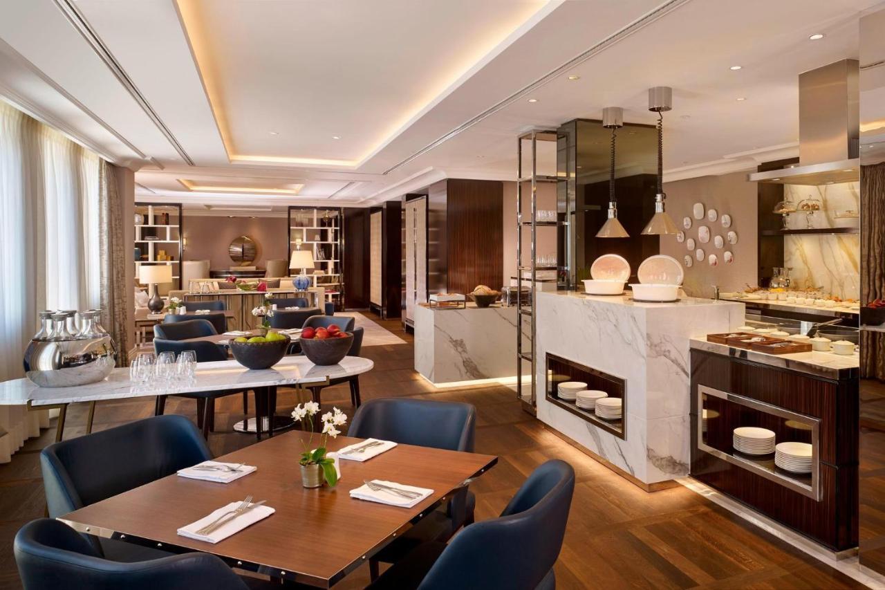 Club King Room