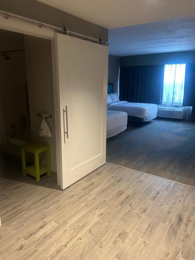 Queen Room Two Queen Beds Hearing Access or Non-Smoking