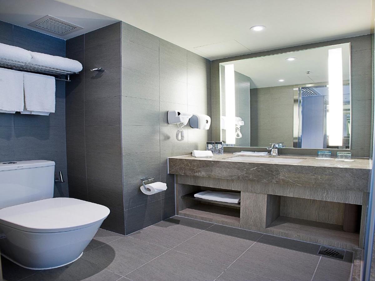 Standard Queen Room Walk Shower